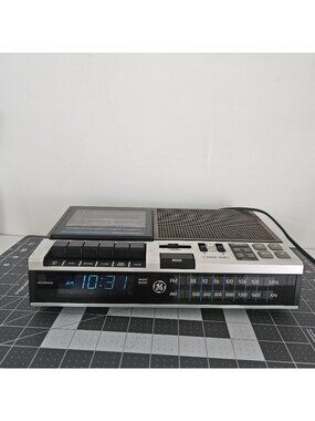 Vintage GE FM/AM Clock Radio Cassette Tape Recorder model 7-4956B Blue LED